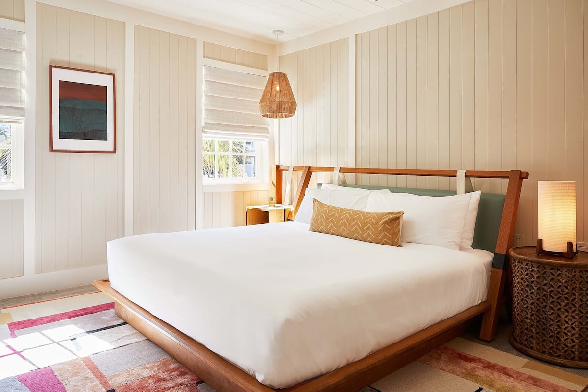 Writer's Studio | Egyptian cotton sheets, premium bedding, pillowtop beds, desk