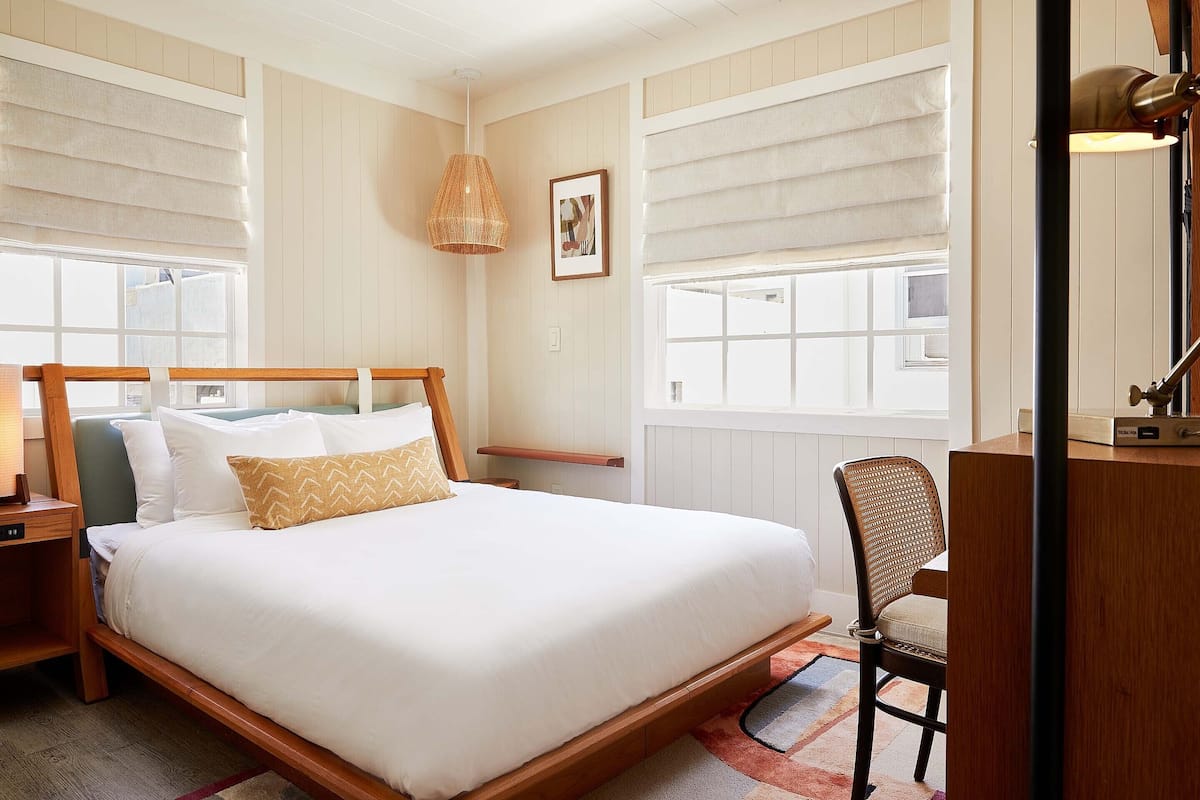 Standard Queen | Egyptian cotton sheets, premium bedding, pillowtop beds, desk