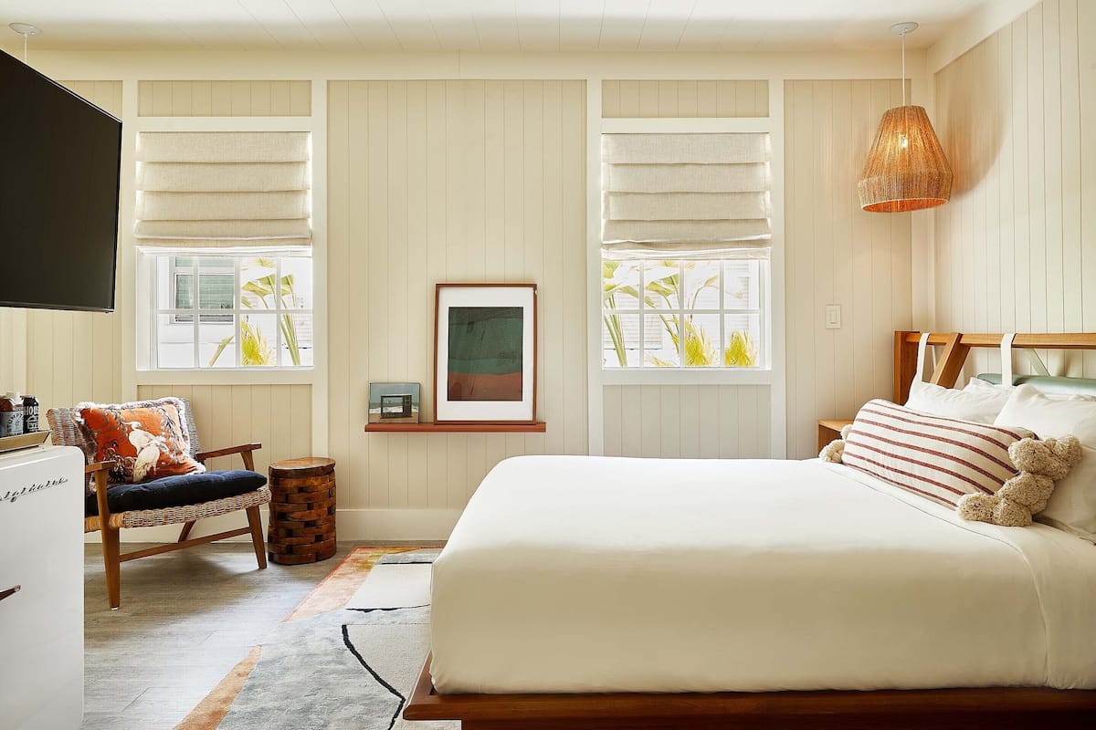 Deluxe Queen | Egyptian cotton sheets, premium bedding, pillowtop beds, desk