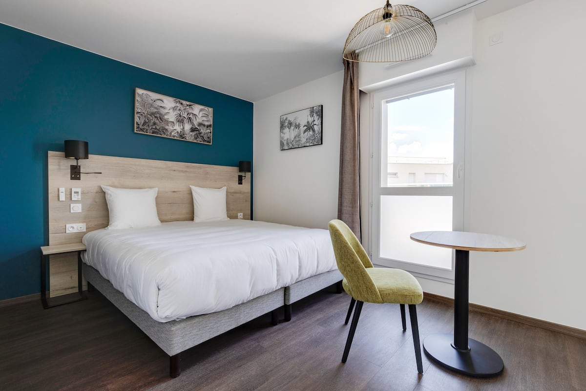 Premium bedding, desk, laptop workspace, soundproofing