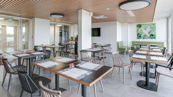 Dagelijks continentaal ontbijt (EUR 14 per persoon)