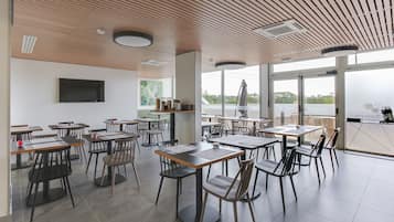 Petit déjeuner continental servi tous les jours en supplément
