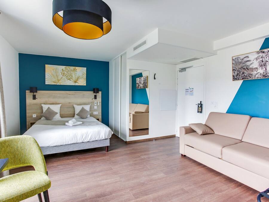 Roupas de cama premium, escrivaninha, espaço de trabalho para notebook