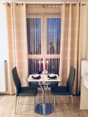 Economy Apartment | In-room dining - Warsaw Inside Apartments (Warsaw)