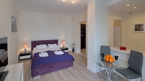 Economy Apartment | Blackout drapes, iron/ironing board, WiFi (free), bed sheets - Warsaw Inside Apartments (Warsaw)