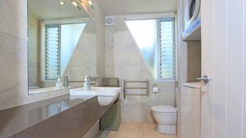 Apartment, 1 Katil Ratu (Queen), Ocean View (Nikau Apartment 1) | Bilik Mandi | Pancuran mandi, pengering rambut, tuala disediakan, sabun