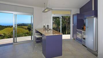 Apartment, 1 Katil Ratu (Queen), Ocean View (Nikau Apartment 1) | Dapur peribadi | Ketuhar gelombang mikro, ketuhar, cerek elektrik, pembakar roti