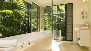 House, Multiple Beds, Lake View (Villa 2 Ngahere) | Bathroom