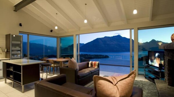 Apartment, Mehrere Betten, Seeblick (The Nest Apartment) | Wohnbereich | Flachbildfernseher