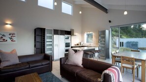 Apartment, Mehrere Betten, Seeblick (The Nest Apartment) | Wohnbereich | Flachbildfernseher