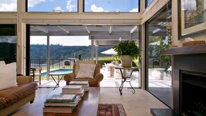 Huis, Meerdere bedden, uitzicht op meer (The Point Villas Taupo) | Woonruimte