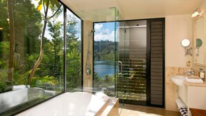 Huis, Meerdere bedden, uitzicht op meer (The Point Villas Taupo) | Badkamer | Een bad, een haardroger, handdoeken, zeep