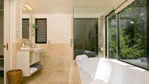 Casa, varias camas, vista al lago (The Point Villas Taupo) | Baño | Tina, secadora de cabello, toallas, jabón 