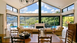 Huis, Meerdere bedden, uitzicht op meer (The Point Villas Taupo) | Woonruimte