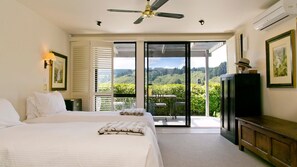 Huis, Meerdere bedden, uitzicht op meer (The Point Villas Taupo) | 5 slaapkamers, luxe beddengoed, individueel gedecoreerd