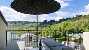 Huis, Meerdere bedden, uitzicht op meer (The Point Villas Taupo) | Balkon