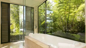 Huis, Meerdere bedden, uitzicht op meer (Villa 1 Tatamoana) | Badkamer | Een bad, een haardroger, handdoeken, zeep