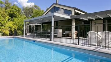 Maison, plusieurs lits, vue lac (Villa 1 Tatamoana) | Piscine extérieure | Piscine extérieure, piscine chauffée