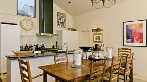 Nhà, nhiều giường, quang cảnh hồ (Villa 1 Tatamoana) | Khu vực ăn uống tại phòng