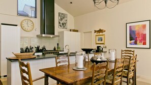 Ferienhaus, Mehrere Betten, Seeblick (Villa 1 Tatamoana) | Essbereich im Zimmer