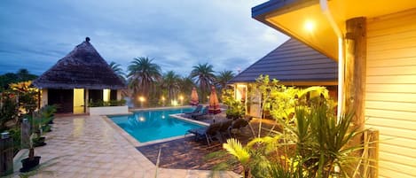 Ferienhaus, Mehrere Betten, Strandblick (Absolute Beachfront Fiji) | Außenpool | Außenpool, Liegestühle