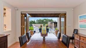Ferienhaus, Mehrere Betten (Tora Bay Exclusive Estate) | Essbereich im Zimmer