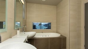 Bathroom - Lake Wakatipu Views (Queenstown)
