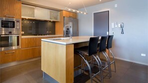 公寓, 多張床, 山景 (Lake Wakatipu Views) | 私人廚房 | 雪櫃、微波爐、焗爐、爐具