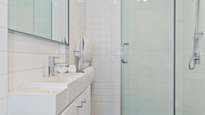 Apartment, Multiple Beds, City View (Wakatipu Central) | Bathroom | Free toiletries, hair dryer, towels, soap - Wakatipu Central (Queenstown)