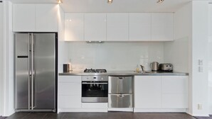Apartamento, varias camas, vistas a la ciudad (Wakatipu Central) | Cocina privada | Cafetera o tetera, frigorífico, microondas y horno