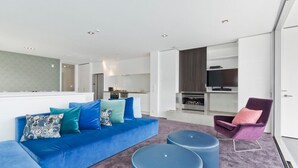 Apartamento, varias camas, vistas a la ciudad (Wakatipu Central) | Zona de estar | Una televisión de pantalla plana