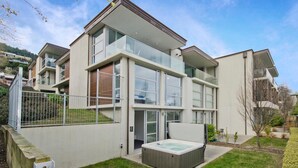 Apartamento, varias camas, vistas a la ciudad (Wakatipu Central) | Bañera de hidromasaje al aire libre