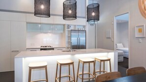 تناول الطعام داخل الغرفة