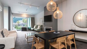Apartment, Mehrere Betten, Stadtblick (Downtown View) | Essbereich im Zimmer