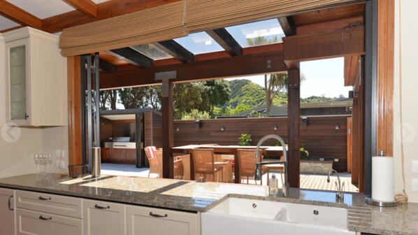 單棟房屋, 多張床, 海灘景 (Tata Tides Retreat) | 私人廚房 | 雪櫃、微波爐、焗爐、爐具