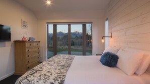 House, Multiple Beds (Luxury at Coronet) | 4 bedrooms, premium bedding, iron/ironing board, free WiFi - Luxury at Coronet (Dalefield)