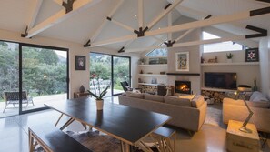 4 bedrooms, bed sheets - Alpine Style (Arthur's Point)