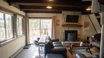 Family Cabin, Berbilang Katil, Non Smoking | Ruang tamu | TV, pendiangan