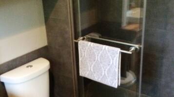 Family Cabin, Multiple Beds, Non Smoking | Bathroom | Combined shower/bathtub, towels