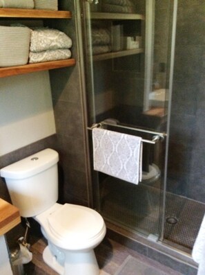 Family Cabin, Multiple Beds, Non Smoking | Bathroom | Combined shower/bathtub, towels - Mammoth Mountain Cabin (Angel Fire)