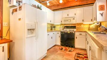 Family Cabin, Multiple Beds, Non Smoking | Private kitchen | Fridge, microwave, oven, stovetop