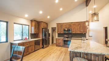 Casa de lujo, varias camas, para no fumadores | Cocina privada | Refrigerador, microondas, horno y parrilla de estufa