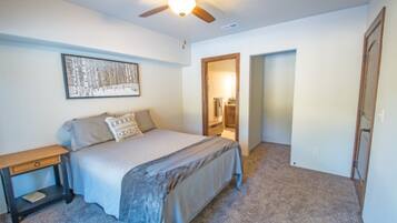 Maison luxueuse, Plusieurs lits, non-fumeur | Fer et planche à repasser, accès au Wi-Fi (inclus), literie fournie