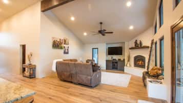 Casa de lujo, varias camas, para no fumadores | Sala de estar | Televisión y chimenea