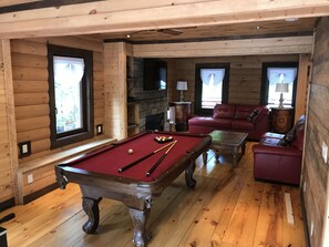 Smart TV, chimenea, videojuegos y reproductor de DVD