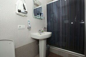 Badewanne, kostenlose Toilettenartikel, Haartrockner, Bidet