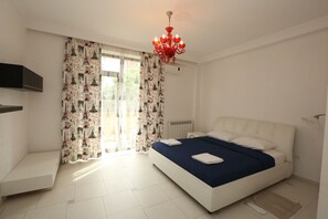 2 makuuhuonetta, tallelokero huoneessa, silitysrauta/-lauta