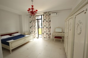 2 bedrooms, in-room safe, iron/ironing board, free WiFi