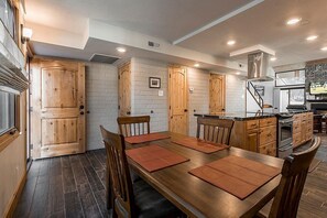 Dining - Stylish Park City 2BR Sleeps 6-Walk to Park City Resort, Shops & Dining (Park City)