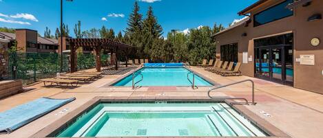 Piscina all'aperto, una piscina riscaldata